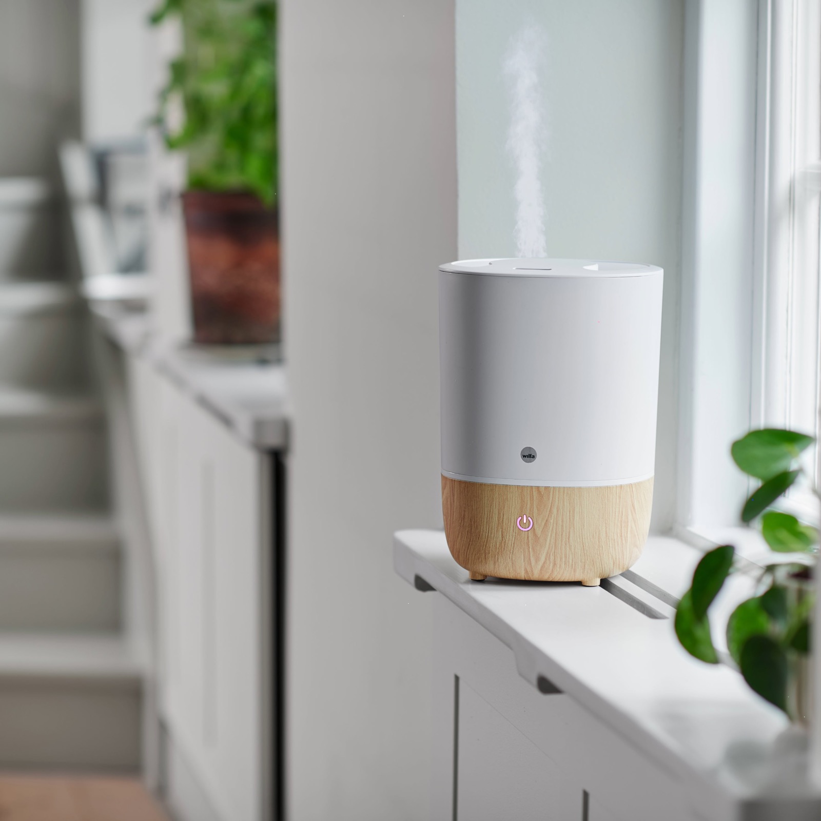 Wilfa Nature luftfukter i en vinduskarm med synlig damp