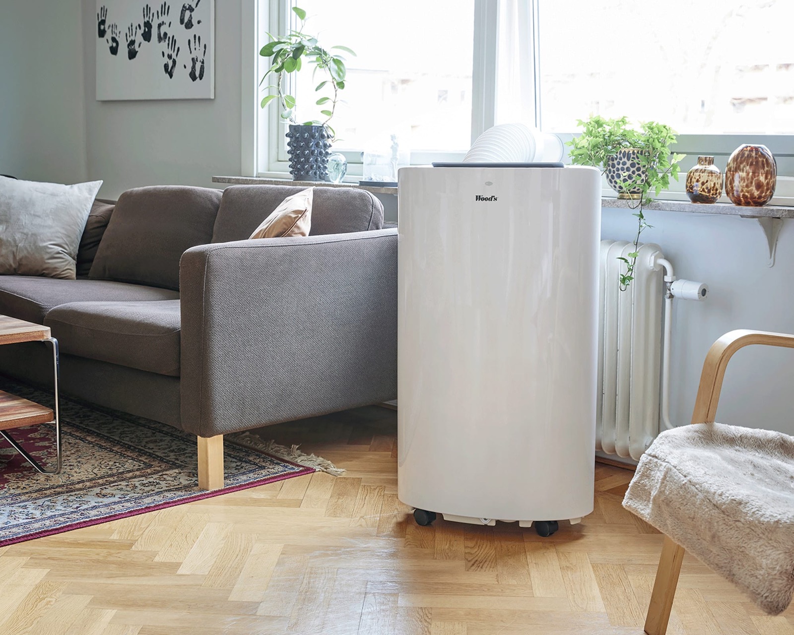 Wood’s bærbare aircondition fra Cortina-serien i en lys stue